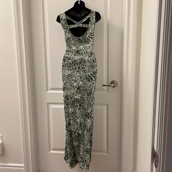 Lily Morgan maxi long green leave design with open cross over back Sz M - Picture 2 of 4